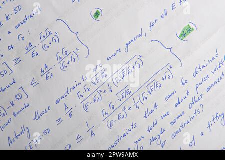 Papier avec des calculs mathématiques écrits comme arrière-plan, gros plan Banque D'Images