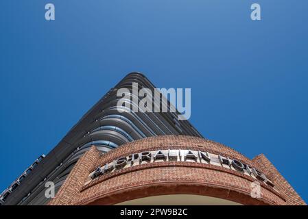 L'étage supérieur de l'hôtel Art Deco Australia et une partie des tours Duo au-dessus de lui font maintenant partie du village Central Park de Sydney en Australie Banque D'Images