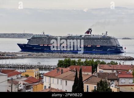 Marseille, France. 29th avril 2023. Le bateau de croisière Mein Schiff 4 arrive au port méditerranéen français de Marseille. (Photo de Gerard Bottino/SOPA Images/Sipa USA) crédit: SIPA USA/Alay Live News Banque D'Images