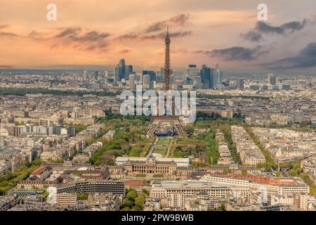 Centre-ville de Paris photographié depuis le haut, révélant des bâtiments historiques, de grandes avenues et des toits français distinctifs Banque D'Images