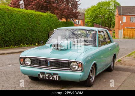 1970 70s Seventies Custom Ford Cortina Blue 3500 cc V8 Turbo, Ford Cortina Super Mark II berline deux portes garée à Leyland, Royaume-Uni Banque D'Images