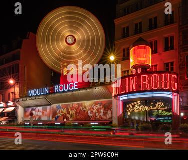 Moulin Rouge Paris France. Burlesque show moulin à vent et bâtiment à Paris, France. Célèbre moulin à vent et spectacle de scène Banque D'Images