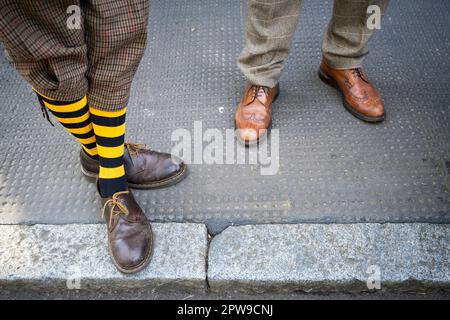 Londres, Royaume-Uni. 29 avril 2023. Chaussettes à rayures et plus. Les participants élégants portant leurs meilleures herbes et leurs brogues participent à la course annuelle de Tweed en vélo autour des sites du centre de Londres, avec des arrêts pour le thé et un pique-nique en route. L'événement a eu lieu depuis 2009 et attire les adeptes de la mode et du cyclisme dans le monde entier. Credit: Stephen Chung / Alamy Live News Banque D'Images