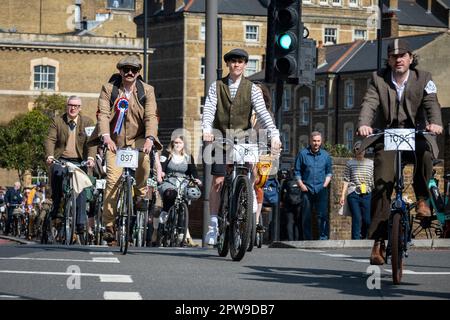 Londres, Royaume-Uni. 29 avril 2023. Les participants élégants portant leurs meilleures herbes et leurs brogues participent à la course annuelle de Tweed en vélo autour des sites du centre de Londres, avec des arrêts pour le thé et un pique-nique en route. L'événement a eu lieu depuis 2009 et attire les adeptes de la mode et du cyclisme dans le monde entier. Credit: Stephen Chung / Alamy Live News Banque D'Images