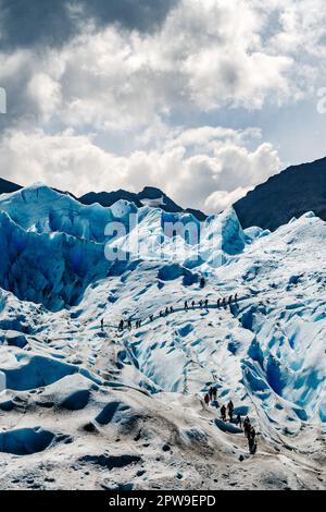 Les gens marchent au sommet du glacier Perito Moreno en Patagonie Argentine. Banque D'Images