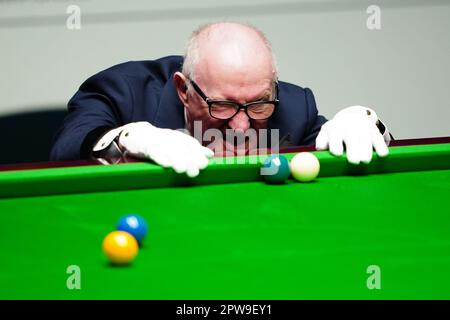 Arbitre Leo Scullion prépare la table le 15 jour du Championnat du monde de Snooker de Cazoo au Crucible Theatre, Sheffield. Date de la photo: Samedi 29 avril 2023. Banque D'Images