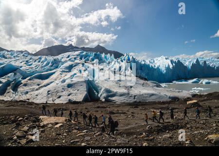 Les gens marchent au sommet du glacier Perito Moreno en Patagonie Argentine. Banque D'Images