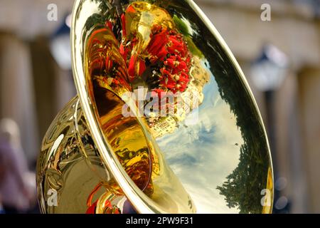 Belles réflexions des environs dans les Tubas des orchestres philharmoniques colorés pendant les célèbres processions litanie de Pâques Banque D'Images