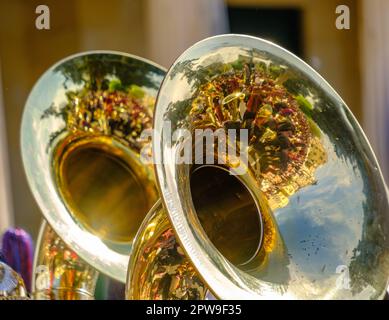 Belles réflexions des environs dans les Tubas des orchestres philharmoniques colorés pendant les célèbres processions litanie de Pâques Banque D'Images
