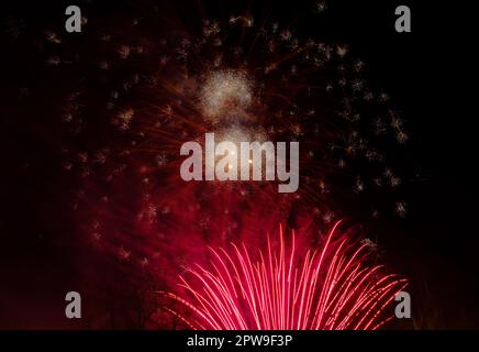 Feux d'artifice à la célébration orthodoxe de Pâques pour la Résurrection de Jésus-Christ à Corfou, Grèce Banque D'Images