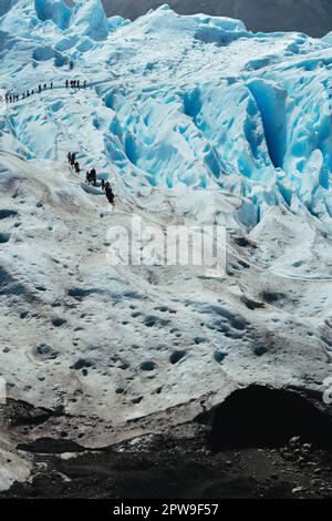 Les gens marchent au sommet du glacier Perito Moreno en Patagonie Argentine. Banque D'Images