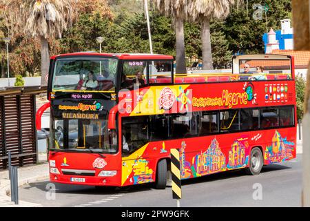 bus touristique à impériale à toit ouvert rouge à albufeira, algarve, portugal, à destination de vilamoura Banque D'Images