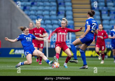 Leicester, Royaume-Uni. 29th avril 2023. Ruby Mace s'attaque à Missy Bo Kearns pendant le montage de Barclays FA WSL entre Leicester City et Liverpool au King Power Stadium. Crédit : Ryan Asman/Alay Live News Banque D'Images