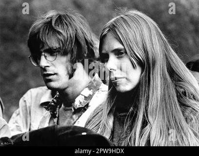 JOHN SEBASTIAN et JONI MITCHELL dans le documentaire du Sixième festival folklorique Big sur tenu le 13 septembre-14th 1969 à l'Institut Eselan en Californie CÉLÉBRATION À BIG SUR 1971 réalisateurs / éditeurs BAIRD BRYANT et JOHANNA DEMETRAKAS producteur Carl Gottlieb Ted Mann Productions / Fox du XXe siècle Banque D'Images