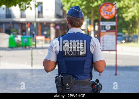 Bruxelles, Belgique - 03 juillet 2019 : policier dans une veste à l'épreuve des balles qui patrouille dans la rue. Banque D'Images