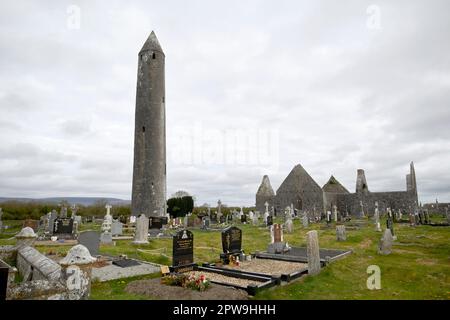 Tour ronde la plus haute d'irlande, cimetière et cathédrale du monastère de Kilmacduagh comté de galway république d'irlande Banque D'Images