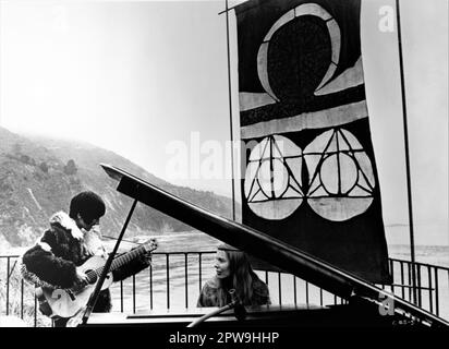 MIMI FARINA et JONI MITCHELL dans le documentaire du Sixième Festival folklorique Big sur tenu le 13 septembre-14th 1969 à l'Institut Eselan en Californie CÉLÉBRATION À BIG SUR 1971 réalisateurs / éditeurs BAIRD BRYANT et JOHANNA DEMETRAKAS producteur Carl Gottlieb Ted Mann Productions / XX siècle Fox Banque D'Images