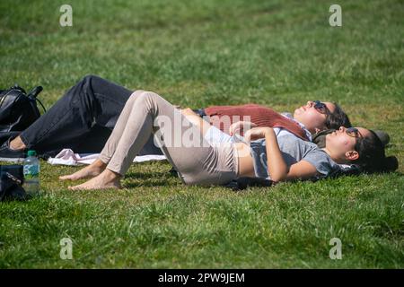 Wimbledon Londres Royaume-Uni. 29 avril 2023. Deux femmes qui baignent le soleil sur Wimbledon Common, dans le sud-ouest de Londres alors que le temps chaud retourne et que les températures devraient augmenter à 21celsius au cours des vacances en banque Weekkeend crédit: amer ghazzal/Alay Live News Banque D'Images