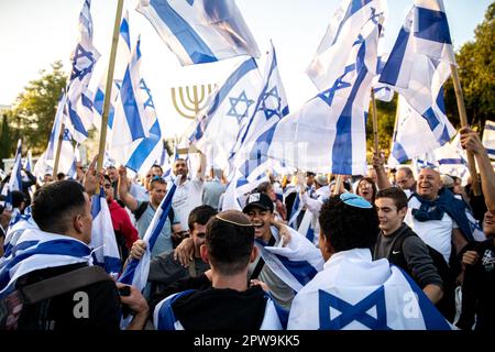 Israël. 27th avril 2023. Les jeunes partisans de la réforme dansent et brandirent le drapeau israélien et une menorah lors d'une manifestation. Plus de 200 000 manifestent en faveur des gouvernements israéliens et c'est une révision juridique controversée devant la Knesset. Jérusalem, Israël. AVR 27th 2023. (Matan Golan/Sipa USA). Credit: SIPA USA/Alay Live News Banque D'Images
