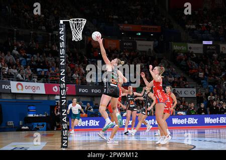 29th avril 2023 ; Ken Rosewall Arena, Sydney, Nouvelle-Galles du Sud, Australie : Suncorp Super Netball, Giants versus New South Wales Swifts ; JO Harten of the Giants tire le haut du ballon Credit: Action plus Sports Images/Alay Live News Banque D'Images