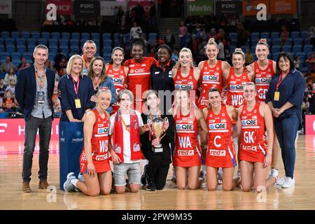 29th avril 2023 ; Ken Rosewall Arena, Sydney, Nouvelle-Galles du Sud, Australie : Suncorp Super Netball, Giants versus New South Wales Swifts ; l'équipe Swifts pose avec le trophée Carol Sykes Memorial Credit: Action plus Sports Images/Alay Live News Banque D'Images