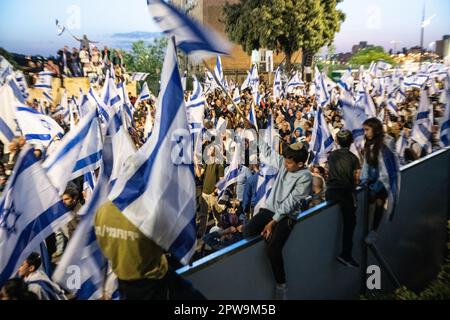 Israël. 27th avril 2023. De jeunes partisans de la réforme s’assoient sur un mur alors qu’ils branle le drapeau israélien lors d’une manifestation en faveur des réformes. Plus de 200 000 manifestent en faveur des gouvernements israéliens et c'est une révision juridique controversée devant la Knesset. Jérusalem, Israël. AVR 27th 2023. (Matan Golan/Sipa USA). Credit: SIPA USA/Alay Live News Banque D'Images