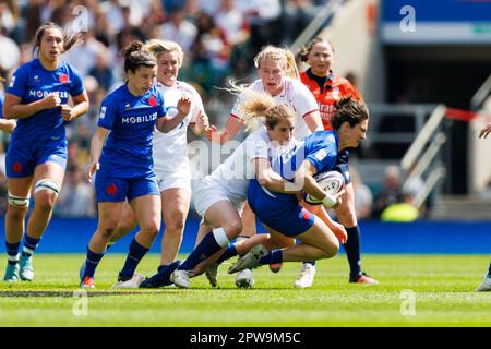 Abby Dow of England Women s'attaque à Jessy Tremouliere of France Women lors du match des six nations des femmes de TikTok Angleterre contre France au stade de Twickenham, à Twickenham, Royaume-Uni, 29th avril 2023 (photo de Nick Browning/News Images) Banque D'Images