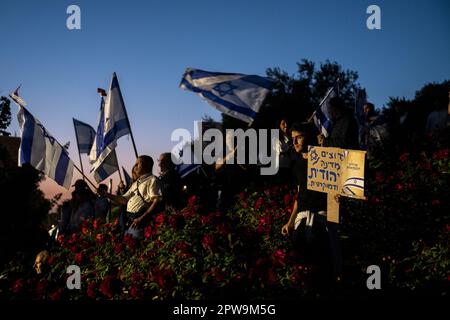 Israël. 27th avril 2023. Les partisans de la réforme brandit le drapeau israélien et portent un signe qui se lit comme suit : « nous voulons un État JUIF et démocratique ». Plus de 200 000 manifestent en faveur des gouvernements israéliens et c'est une révision juridique controversée devant la Knesset. Jérusalem, Israël. AVR 27th 2023. (Matan Golan/Sipa USA). Credit: SIPA USA/Alay Live News Banque D'Images