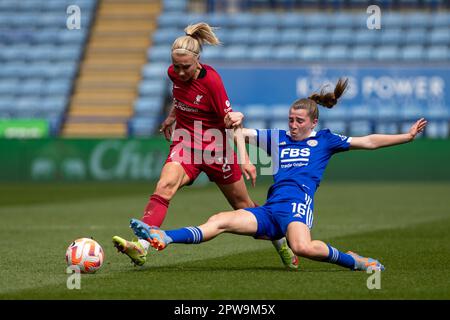 Leicester, Royaume-Uni. 29th avril 2023. Carrie Jones s'en fouille à Emma Koivisto pendant le montage de Barclays FA WSL entre Leicester City et Liverpool au King Power Stadium. Crédit : Ryan Asman/Alay Live News Banque D'Images