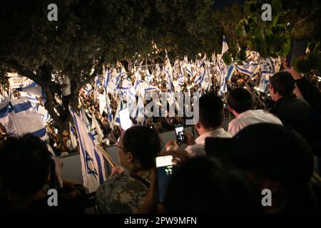 Israël. 27th avril 2023. Les jeunes partisans de la réforme regardent la foule au cours d'une manifestation en faveur des réformes. Plus de 200 000 manifestent en faveur des gouvernements israéliens et c'est une révision juridique controversée devant la Knesset. Jérusalem, Israël. AVR 27th 2023. (Matan Golan/Sipa USA). Credit: SIPA USA/Alay Live News Banque D'Images