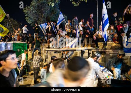 Israël. 27th avril 2023. Les partisans de la réforme s’en vont à la foule lors d’une manifestation en faveur des réformes. Plus de 200 000 manifestent en faveur des gouvernements israéliens et c'est une révision juridique controversée devant la Knesset. Jérusalem, Israël. AVR 27th 2023. (Matan Golan/Sipa USA). Credit: SIPA USA/Alay Live News Banque D'Images