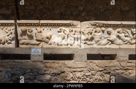 Une frise romaine de l'époque du bâtiment du Grand bain qui abrite maintenant le Musée de Side dans la province d'Antalya, Turquie (Turkiye). Le musée a ouvert en 1962 an Banque D'Images