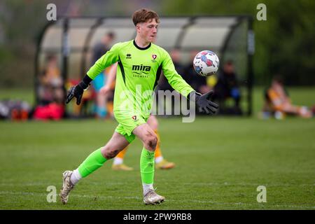 Cheltenham Town U18 v Newport County U18 dans la Ligue de l'Alliance jeunesse de l'EFL le 29th avril 2023. Banque D'Images