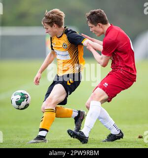 Cheltenham Town U18 v Newport County U18 dans la Ligue de l'Alliance jeunesse de l'EFL le 29th avril 2023. Banque D'Images