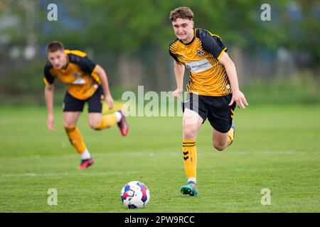 Cheltenham Town U18 v Newport County U18 dans la Ligue de l'Alliance jeunesse de l'EFL le 29th avril 2023. Banque D'Images