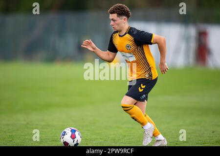 Cheltenham Town U18 v Newport County U18 dans la Ligue de l'Alliance jeunesse de l'EFL le 29th avril 2023. Banque D'Images