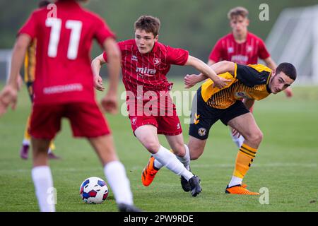 Cheltenham Town U18 v Newport County U18 dans la Ligue de l'Alliance jeunesse de l'EFL le 29th avril 2023. Banque D'Images