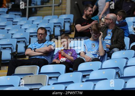 Coventry, Royaume-Uni. 29th avril 2023. Les fans de Coventry arrivent à Coventry Building Society Arena avant le match de championnat Sky Bet Coventry City vs Birmingham City à Coventry Building Society Arena, Coventry, Royaume-Uni, 29th avril 2023 (photo d'Alfie Cosgrove/News Images) à Coventry, Royaume-Uni, le 4/29/2023. (Photo par Alfie Cosgrove/News Images/Sipa USA) crédit: SIPA USA/Alay Live News Banque D'Images