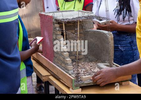 De jeunes ingénieurs construient une maison miniature en Afrique Banque D'Images