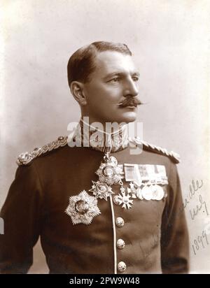 1899. Une photographie signée du portrait du général Sir Henry Macleod Leslie Rundle, GCB, GCMG, GCVO, DSO (1856 – 1934), en date de 1899. Leslie Rundle est entrée en service dans l'Artillerie royale en 1876 et a fait une carrière militaire remarquable. Il a été un ancien combattant de la guerre de Zulu (1879), de la première Guerre des Boers (1881), de la guerre anglo-égyptienne (1882), de l'expédition du Nil (1884-85), de la Force de campagne frontalière du Soudan (1885-87), de l'expédition de Khartoum (1898), de la deuxième Guerre des Boers (1899-1902) et de la première Guerre mondiale (1914-18). Banque D'Images