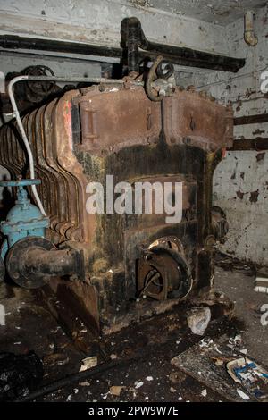 Une des anciennes chaudières du sous-sol de l'école de mine de charbon Easington abandonnée, maintenant démolie. Banque D'Images