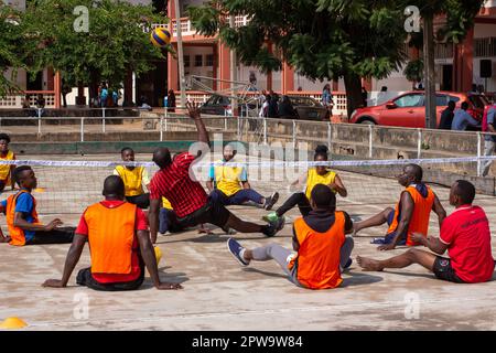 Les athlètes amateurs jouant au volley-ball assis, une forme de volley-ball pour les athlètes handicapés Banque D'Images