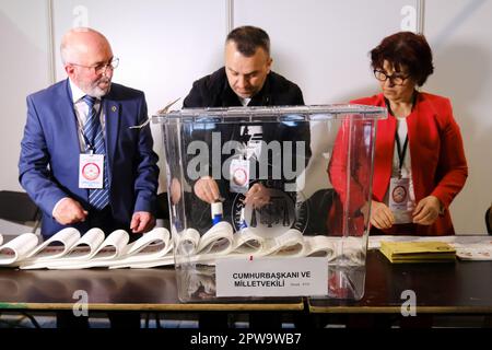 Bruxelles, Belgique. 29th avril 2023. Les électeurs votent pour les élections présidentielles et générales turques dans un bureau de vote à Bruxelles, Belgique, sur 29 avril 2023. Crédit: ALEXANDROS MICHAILIDIS/Alamy Live News Banque D'Images