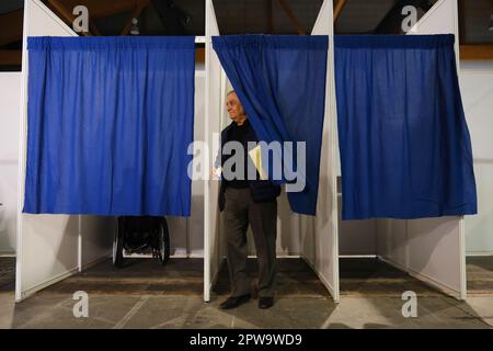 Bruxelles, Belgique. 29th avril 2023. Les électeurs votent pour les élections présidentielles et générales turques dans un bureau de vote à Bruxelles, Belgique, sur 29 avril 2023. Crédit: ALEXANDROS MICHAILIDIS/Alamy Live News Banque D'Images