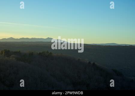 Vue sur la Sierra de Francia dans la province de Salamanque au coucher du soleil horizontal Banque D'Images