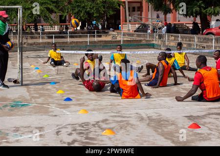 Les athlètes amateurs jouant au volley-ball assis, une forme de volley-ball pour les athlètes handicapés Banque D'Images