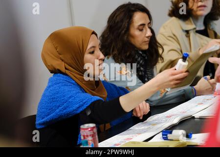 Bruxelles, Belgique. 29th avril 2023. Les électeurs votent pour les élections présidentielles et générales turques dans un bureau de vote à Bruxelles, Belgique, sur 29 avril 2023. Crédit: ALEXANDROS MICHAILIDIS/Alamy Live News Banque D'Images