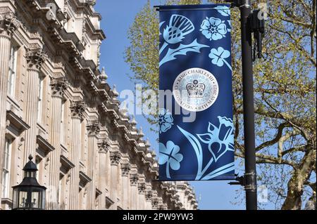 Londres, Angleterre, Royaume-Uni. 29th avril 2023. Whitehall décoré avec le Roi Charles III Coronation Emblem devant son Coronation. (Credit image: © Thomas Krych/ZUMA Press Wire) USAGE ÉDITORIAL SEULEMENT! Non destiné À un usage commercial ! Banque D'Images