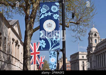 Londres, Angleterre, Royaume-Uni. 29th avril 2023. Whitehall décoré avec le Roi Charles III Coronation Emblem devant son Coronation. (Credit image: © Thomas Krych/ZUMA Press Wire) USAGE ÉDITORIAL SEULEMENT! Non destiné À un usage commercial ! Banque D'Images