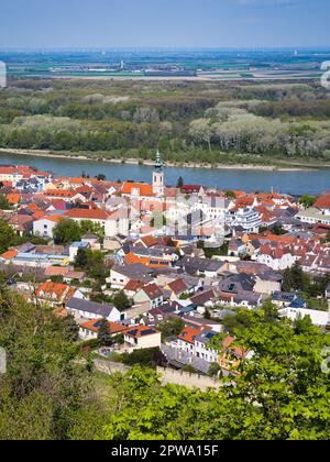 Vue sur Hainburg an der Donau en Autriche, avec ses toits rouges, son église et le Danube sous les collines verdoyantes près de la frontière slovaque Banque D'Images